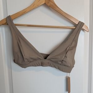 NWT SKIMS Signature Swim Plunge Bikini Top Size M Color Desert
